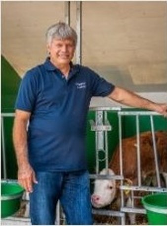 Stefan Lindner im Kälberstall an der Fütterungseinheit