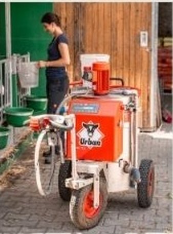 Milchtaxi von Urban im Hofbereich – fahrbare Kälbertränke